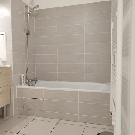 Privee Dans Un Nouvel Partage Pres De Paris Avec Parking Gratuit Apartman *