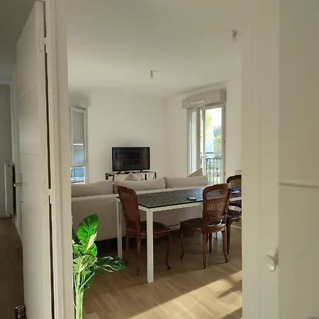 Privee Dans Un Nouvel Partage Pres De Paris Avec Parking Gratuit شقة *